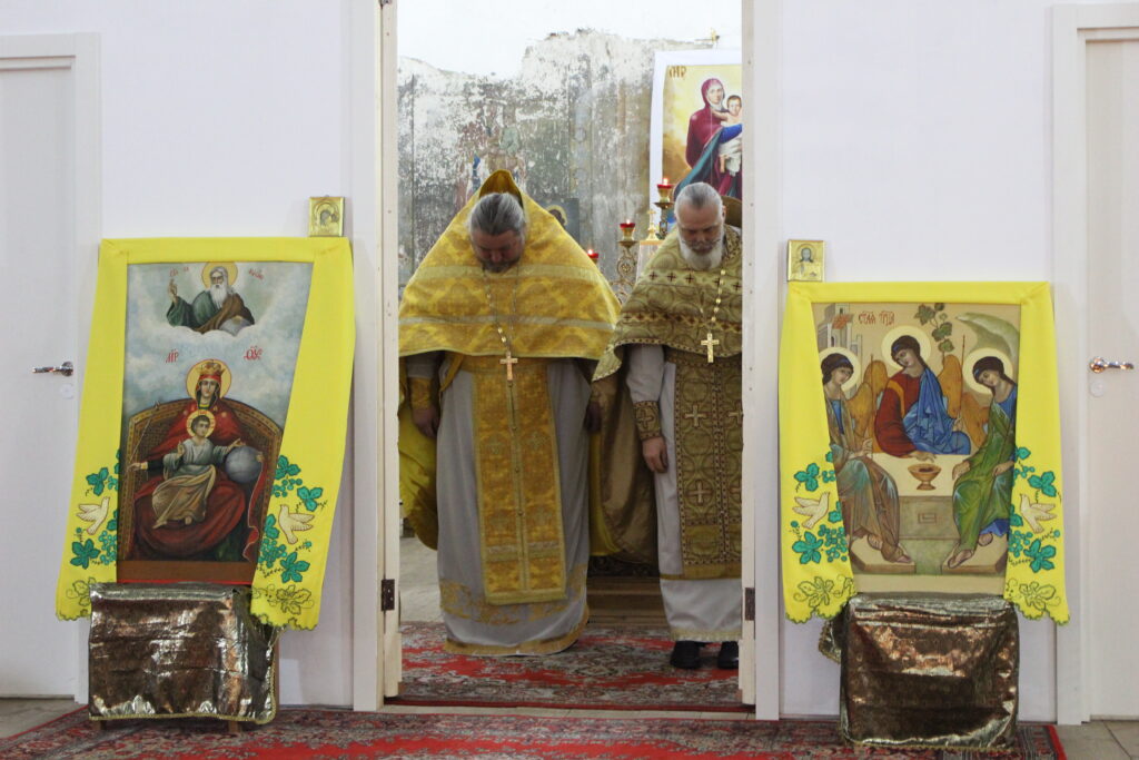БОЖЕСТВЕННАЯ ЛИТУРГИЯ В ХРАМЕ СВЯТИТЕЛЯ НИКОЛАЯ В С. ПУШКАРИ