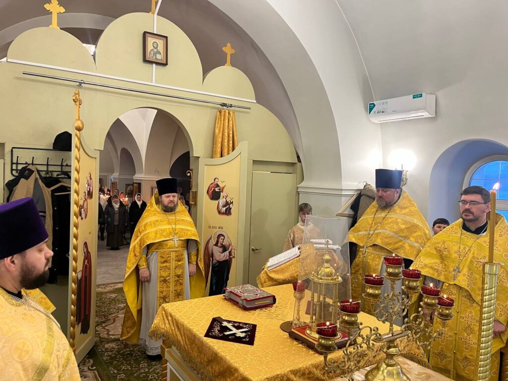 ТОРЖЕСТВЕННАЯ ЛИТУРГИЯ НА ПРЕСТОЛЬНЫЙ ПРАЗДНИК