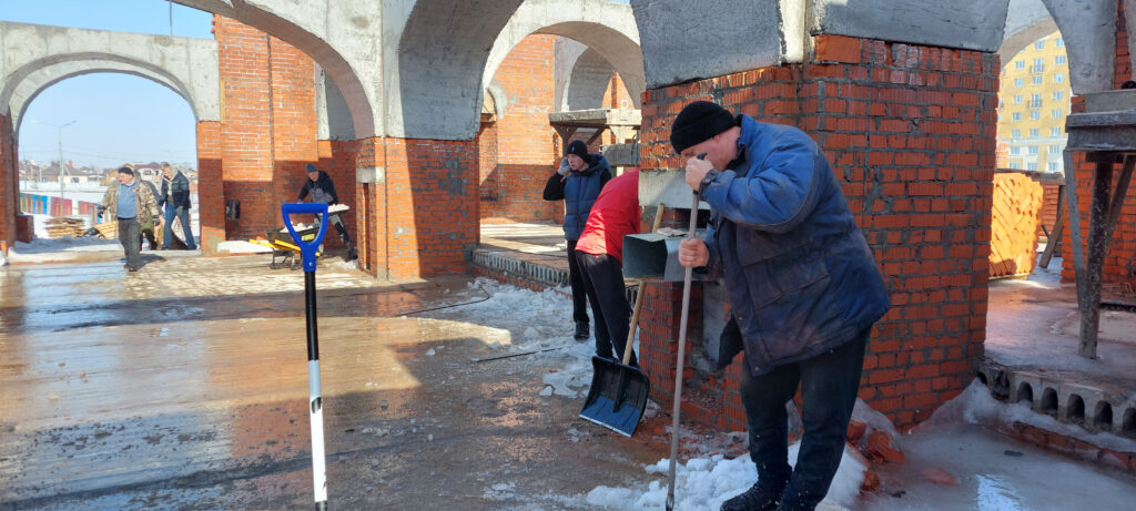 Субботник в храме святителя Луки.