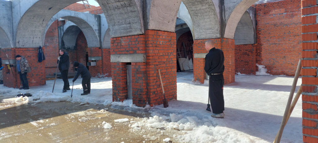 Субботник в храме святителя Луки.