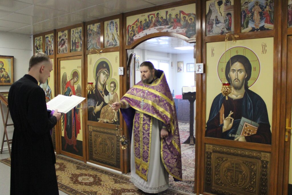 Божественная литургия в Неделю Крестопоклонную.