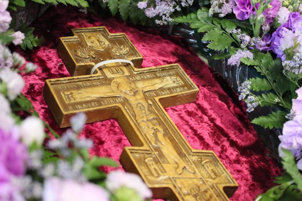 Божественная литургия в Неделю Крестопоклонную.