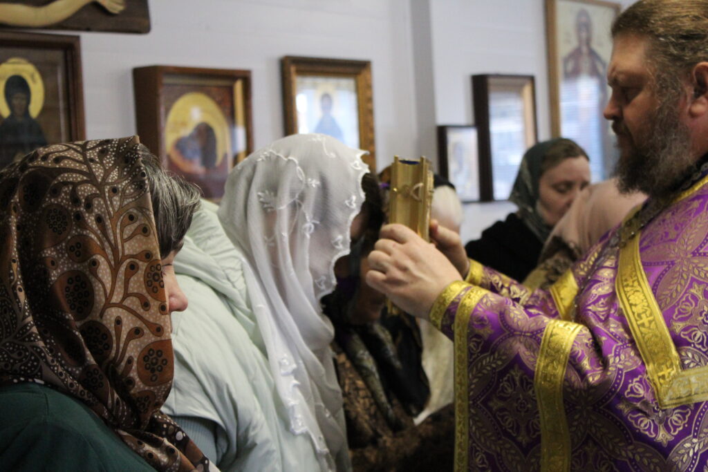 Божественная литургия в Неделю Крестопоклонную.