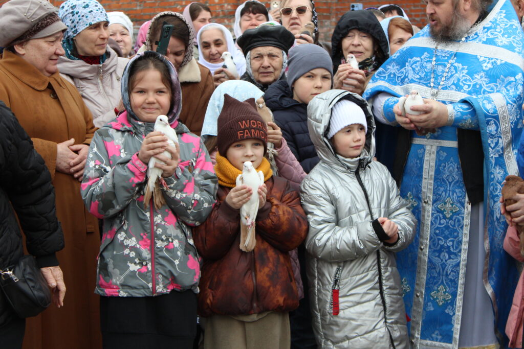 Дорогие братья и сестры, с праздником Благовещения Пресвятой Богородицы!