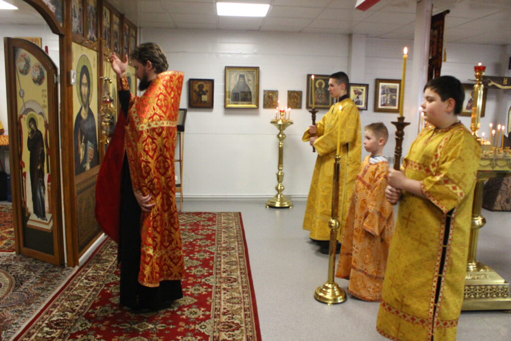 Всенощное бдение, память святых жен-мироносиц.