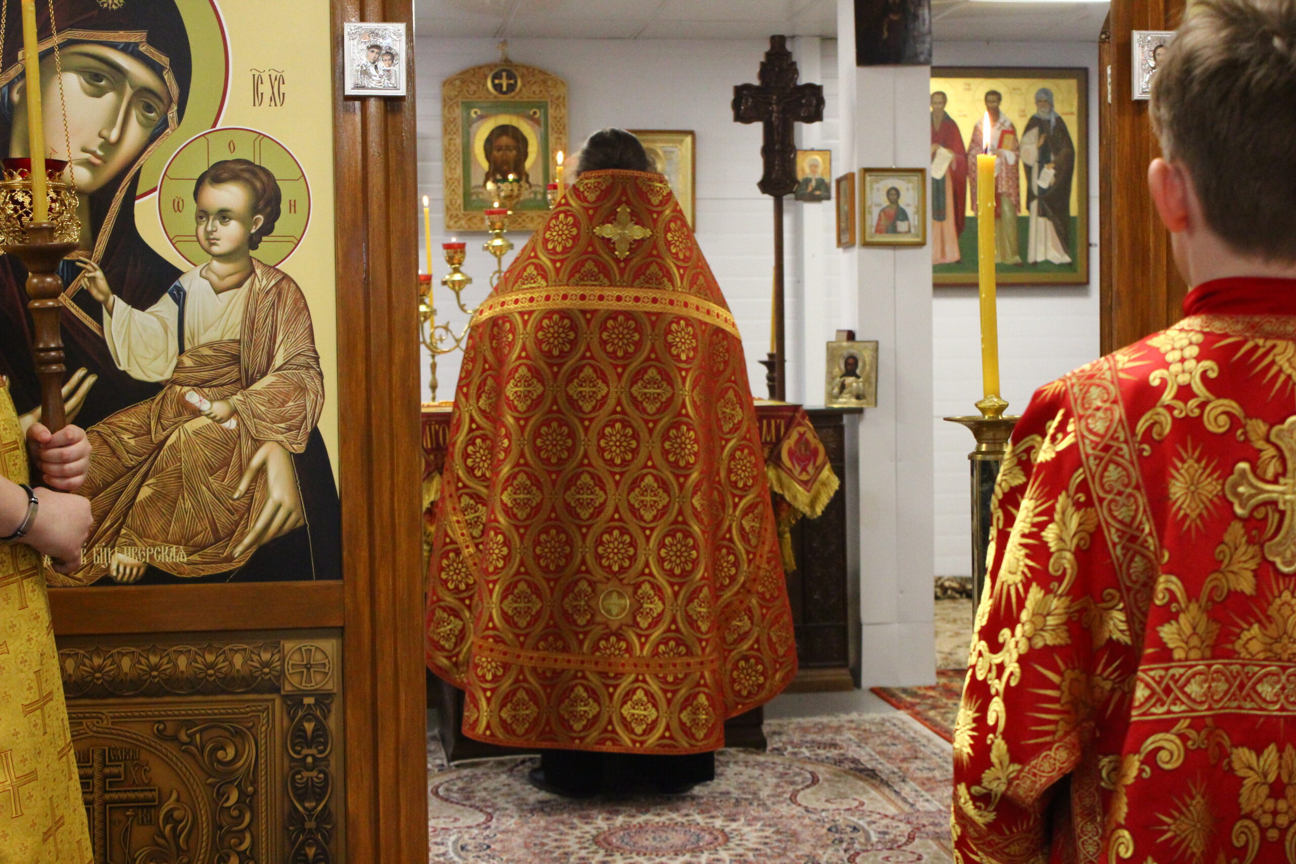 Всенощное бдение, память святых жен-мироносиц.