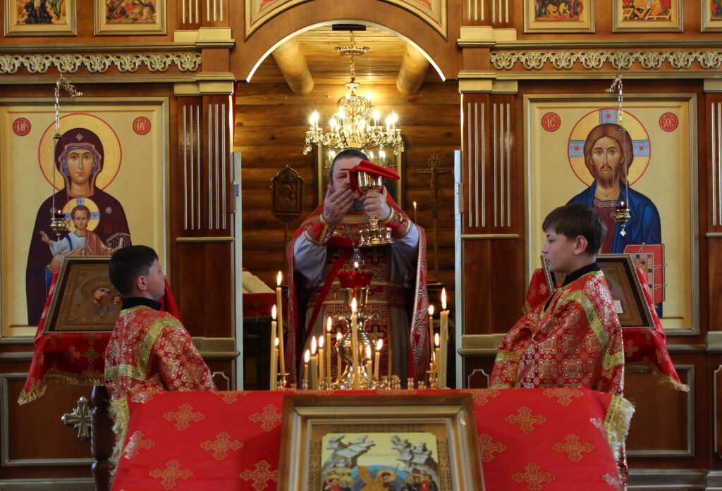 Божественная литургия в храме в честь Божией Матери.