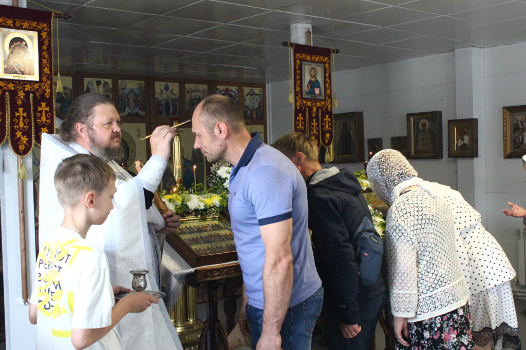 Молебен с чтением акафиста святым Кириллу и Мефодию в храме святителя Луки.