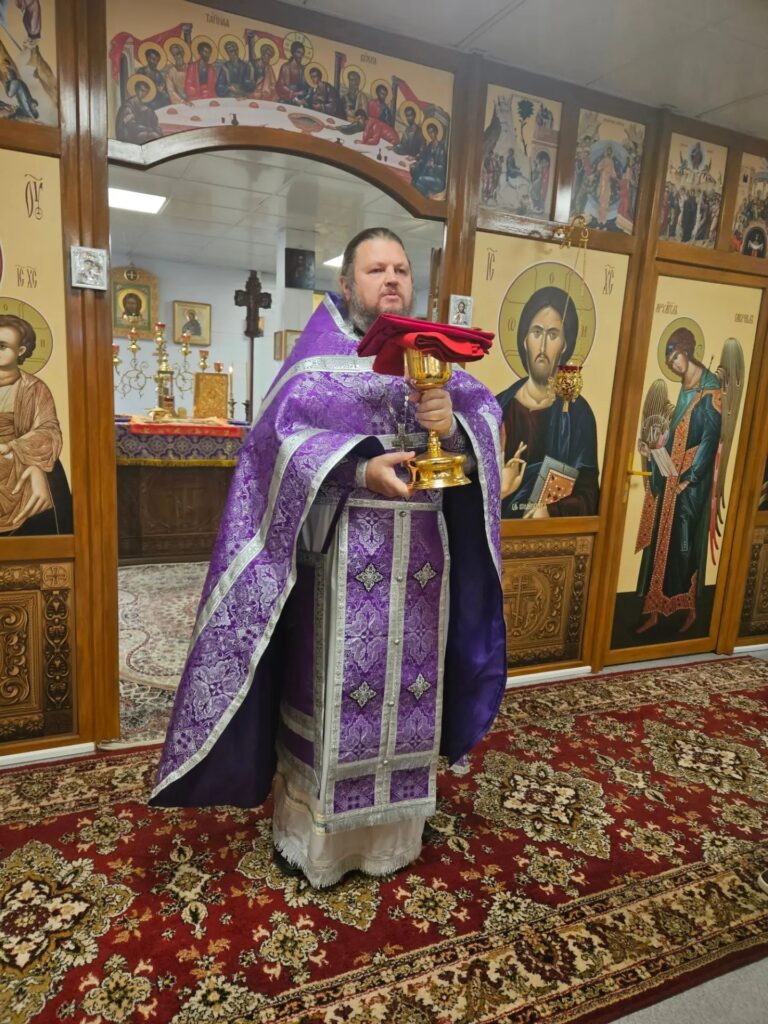 Всенощное бдение и Божественная литургия в день Воздвижения Честного и Животворящего Креста Господня.