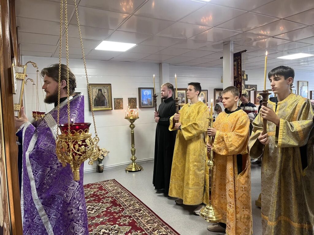 Божественная литургия в праздник Отдания Воздвижения Креста Господня.